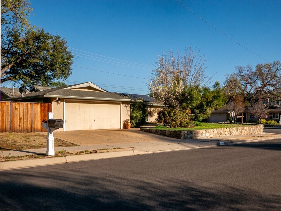 1306 Meadowbrook Rd in Ojai, CA - Building Photo