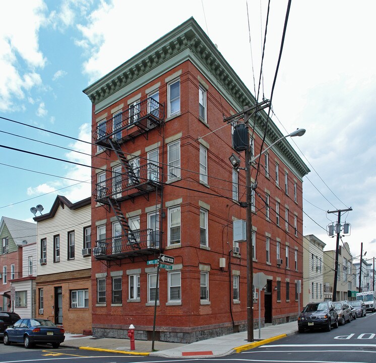 2500 West St in Union City, NJ - Foto de edificio