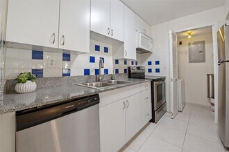 303 Racquet Club Rd in Weston, FL - Building Photo - Building Photo