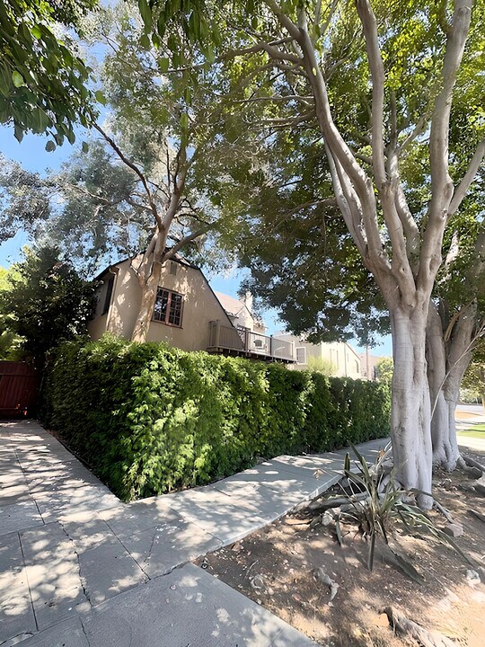 618 1/2 N Beachwood Dr in Los Angeles, CA - Building Photo