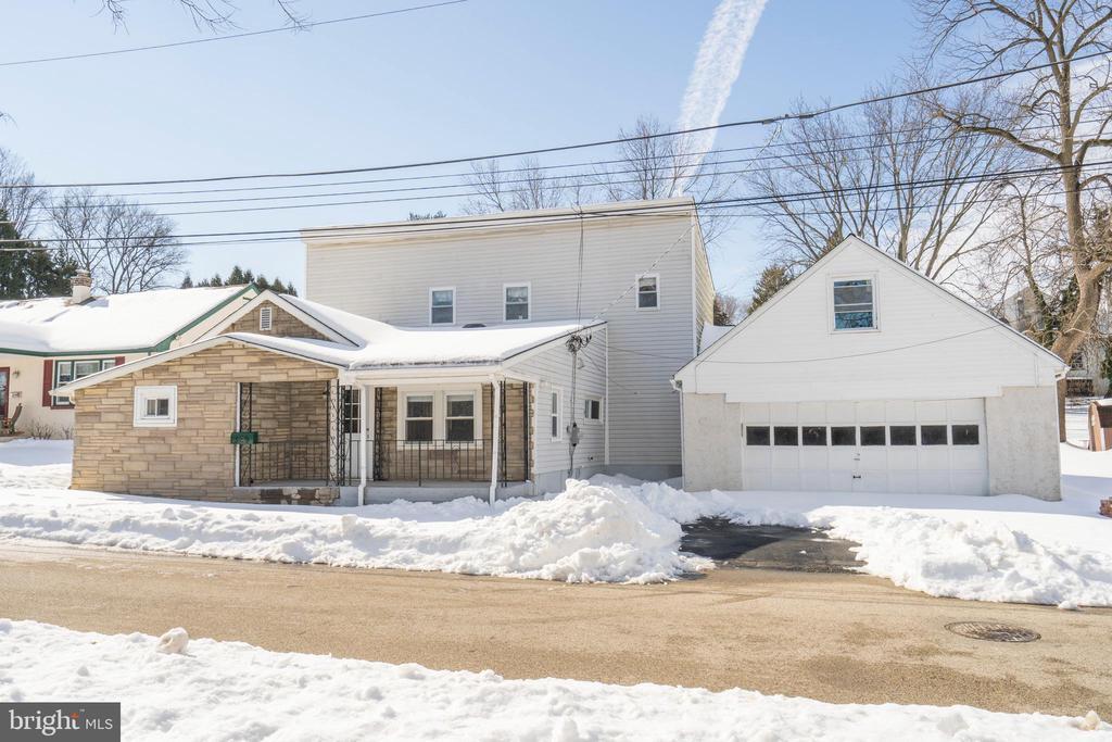 329 Hillcrest Ave in Conshohocken, PA - Building Photo