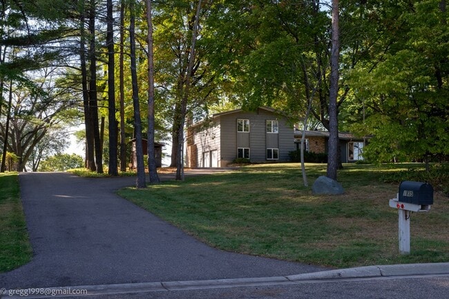 1835 Hunter Ln in Mendota Heights, MN - Building Photo - Building Photo