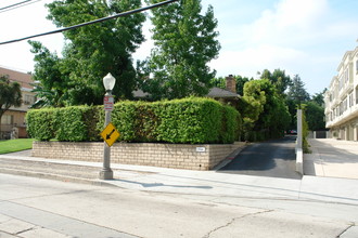 14318 Dickens St in Sherman Oaks, CA - Building Photo - Building Photo