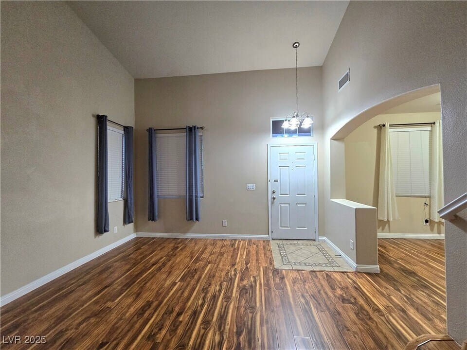 8367 S Charlton Valley Ct in Las Vegas, NV - Building Photo