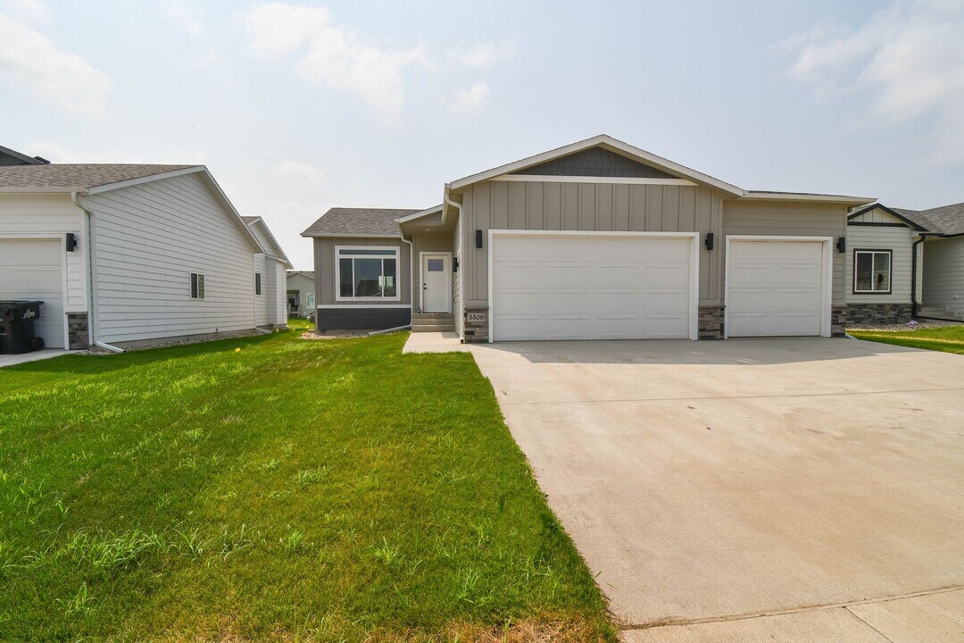5509 S Dubuque Ave in Sioux Falls, SD - Building Photo