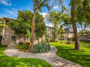 5700 Hazeltine Ave in Van Nuys, CA - Foto de edificio - Building Photo