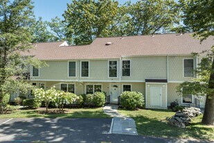 241 Weaver St in Greenwich, CT - Building Photo