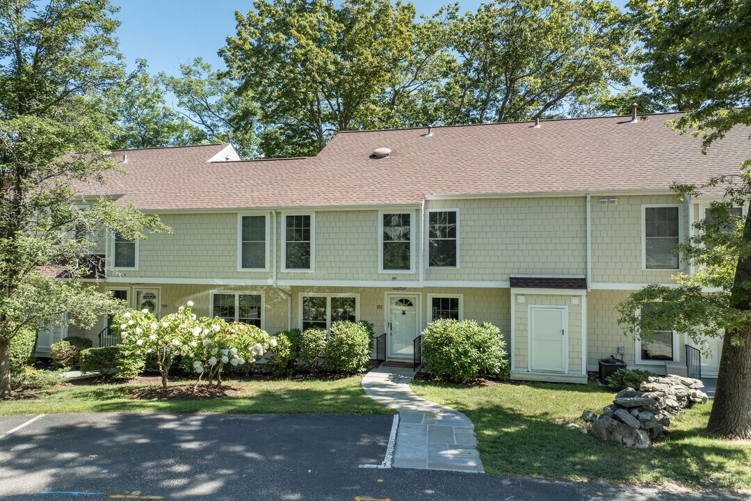 241 Weaver St in Greenwich, CT - Building Photo