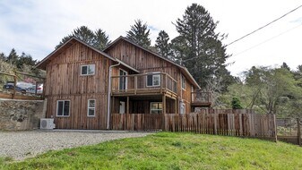 287-289 S Westhaven Dr in Trinidad, CA - Building Photo