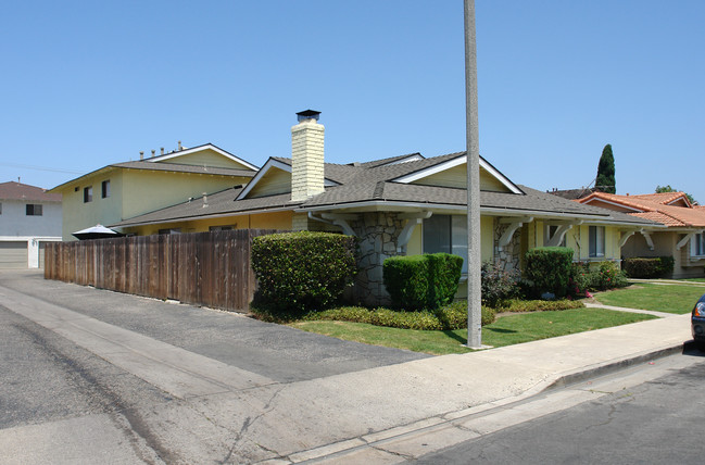 16721 Bartlett Ln in Huntington Beach, CA - Building Photo - Building Photo