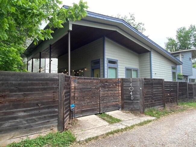 1404 Singleton Ave in Austin, TX - Foto de edificio - Building Photo