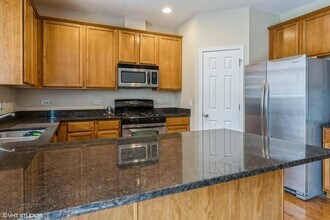 912 Neudearborn Ln in Naperville, IL - Building Photo - Building Photo