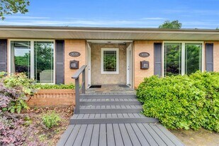 9528 Ash Creek Dr in Dallas, TX - Building Photo