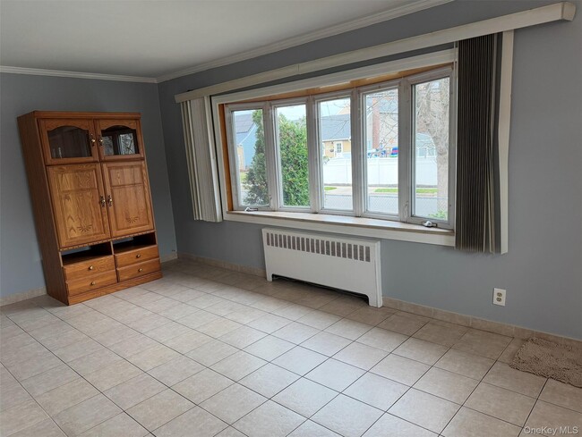 31 Irving St in Bethpage, NY - Building Photo - Building Photo