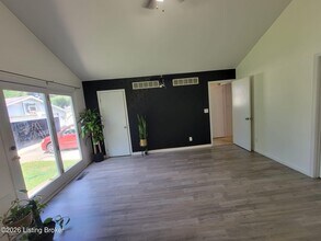 6913 Beard Ct in Louisville, KY - Building Photo - Building Photo