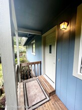 7990 NE Beachwood Ave in Poulsbo, WA - Foto de edificio - Building Photo