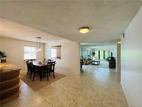 10044 S Ocean Dr in Jensen Beach, FL - Foto de edificio - Building Photo