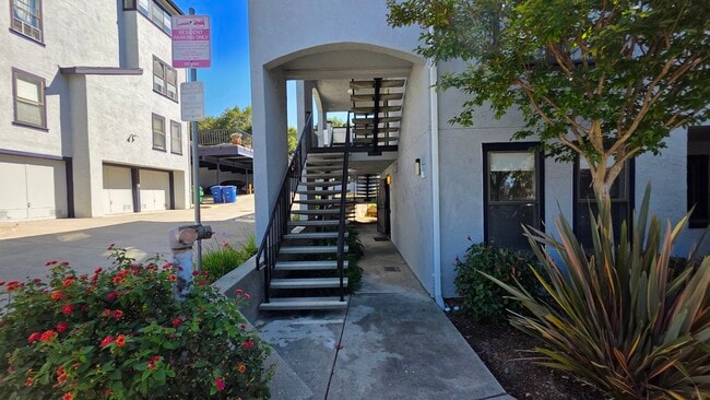 945 Fletcher Ln in Hayward, CA - Building Photo - Building Photo