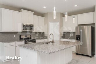 7512 Lantern Park Ave in Apollo Beach, FL - Foto de edificio - Building Photo