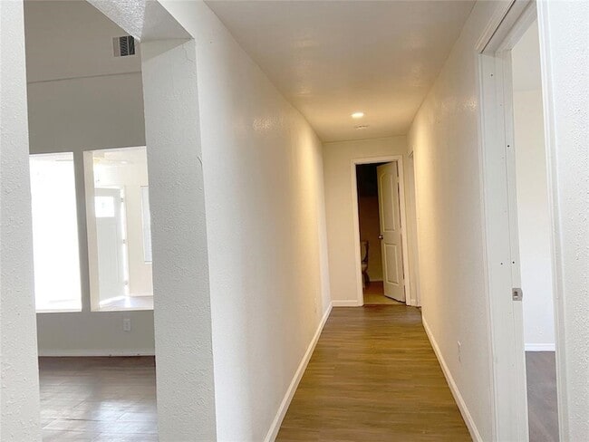 12115 Segrest Dr in Houston, TX - Foto de edificio - Building Photo