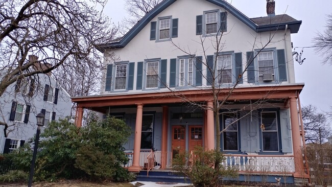 443 Green Ln, Unit Apt A in Philadelphia, PA - Foto de edificio - Building Photo