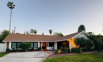 22300 Bassett St in Los Angeles, CA - Building Photo