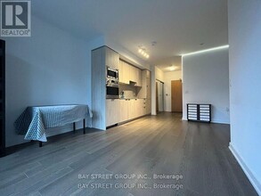 11-411 Wellesley St W in Toronto, ON - Building Photo - Building Photo