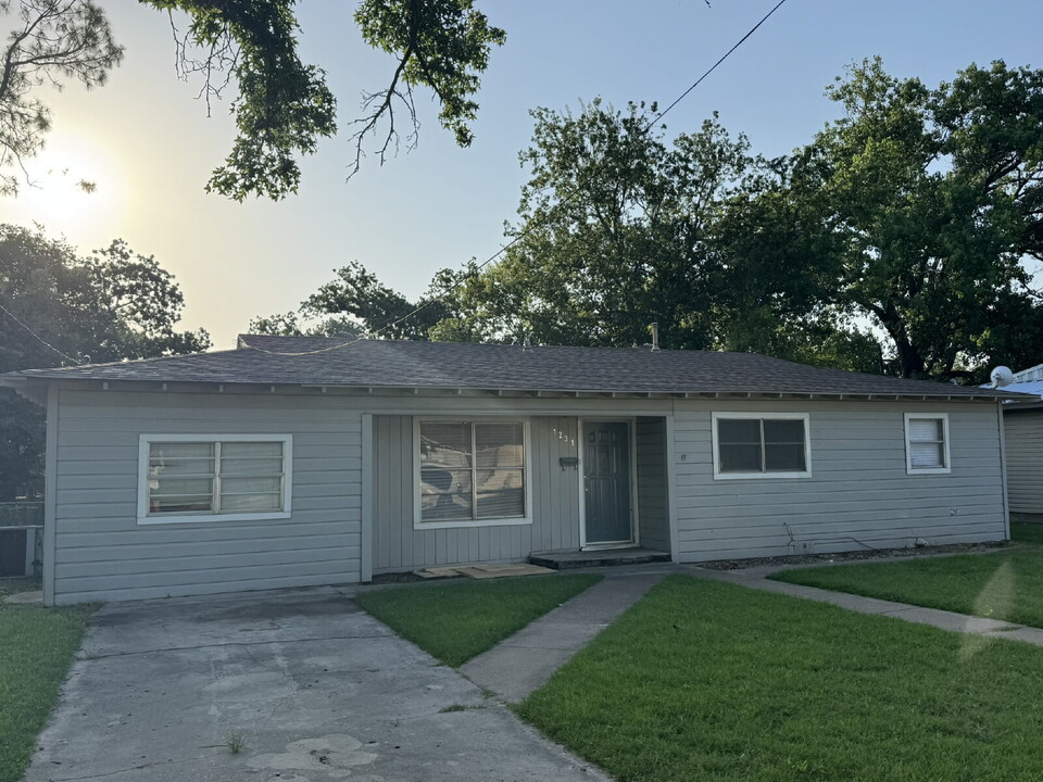 1231 N Garfield Ave in Stephenville, TX - Building Photo