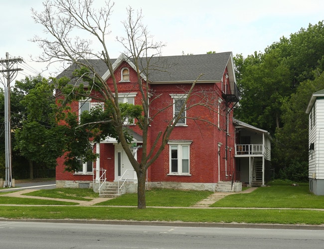 68 Broad St in Plattsburgh, NY - Foto de edificio - Building Photo