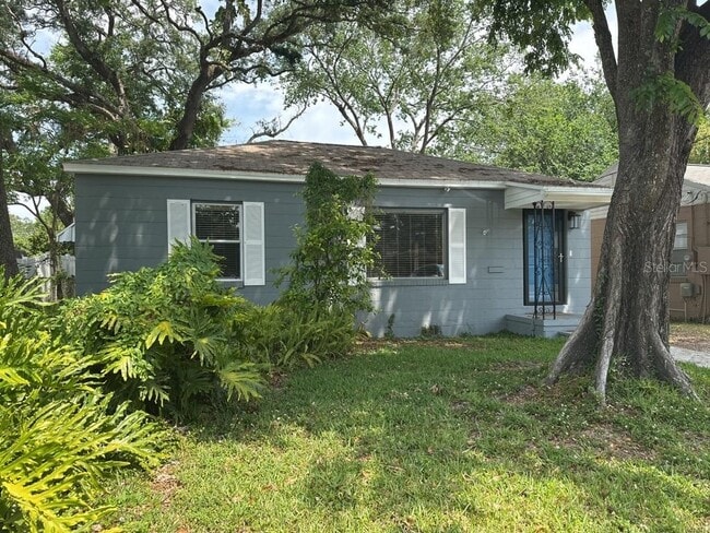 property at 815 W Plymouth St