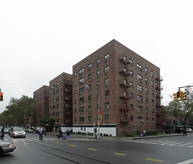 Rego Park Gardens - Coop in Elmhurst, NY - Foto de edificio - Building Photo