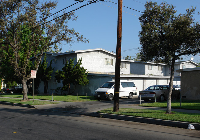 2629 S Baker St in Santa Ana, CA - Building Photo - Building Photo