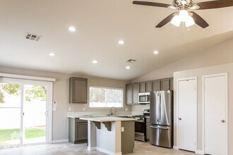 423 Regal Robin Way in North Las Vegas, NV - Building Photo - Building Photo