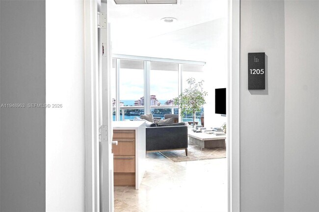 1000 South Pointe Dr in Miami Beach, FL - Building Photo - Building Photo