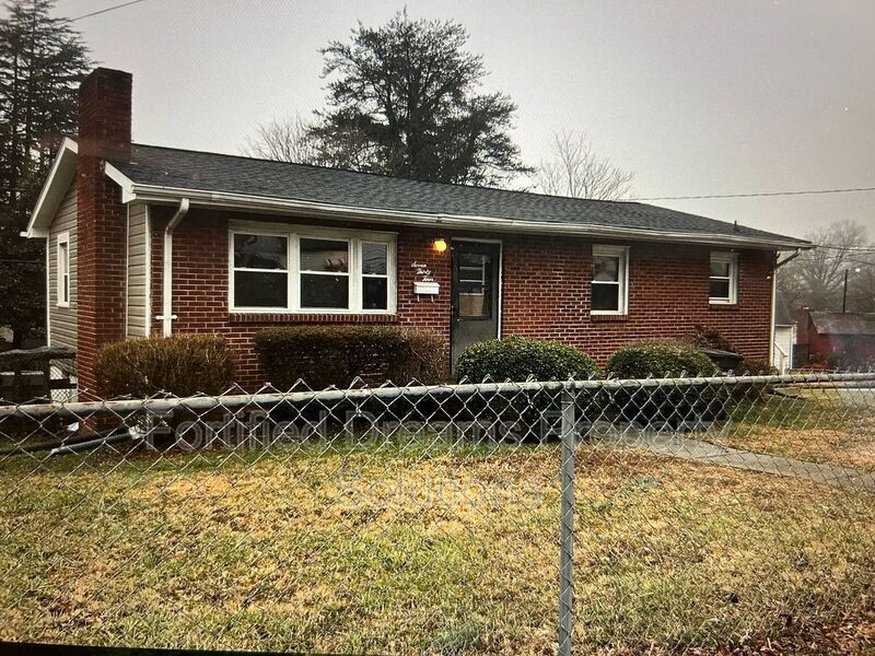 734 W 25 1/2 St in Winston-Salem, NC - Building Photo
