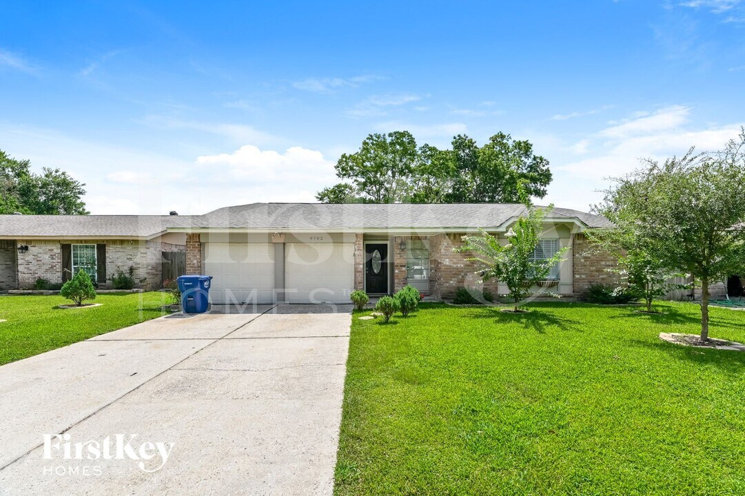 9702 Desert Flower Ln in Houston, TX - Building Photo