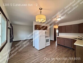 1205 S Cleveland Ave in Sioux Falls, SD - Building Photo - Building Photo