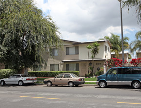 8036-8100 Owensmouth Ave in Canoga Park, CA - Building Photo - Building Photo