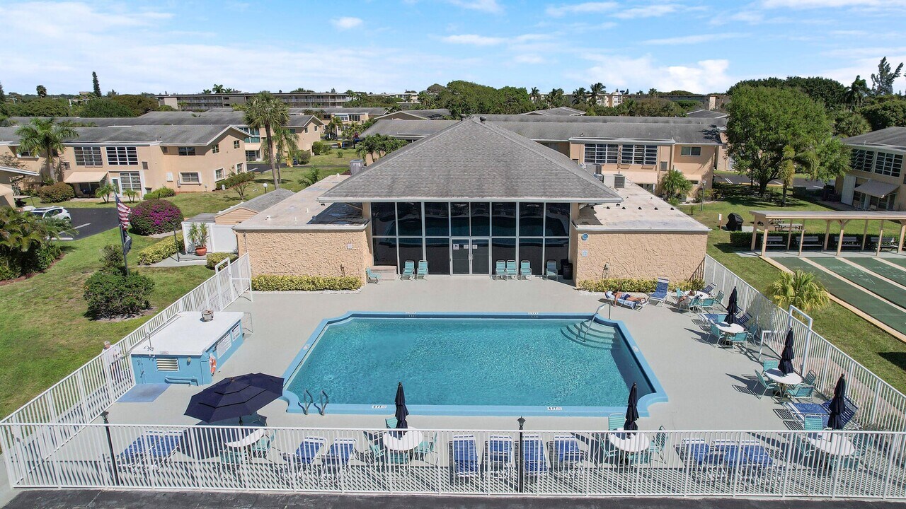 2112 NE 1st Way, Unit 206 in Boynton Beach, FL - Building Photo