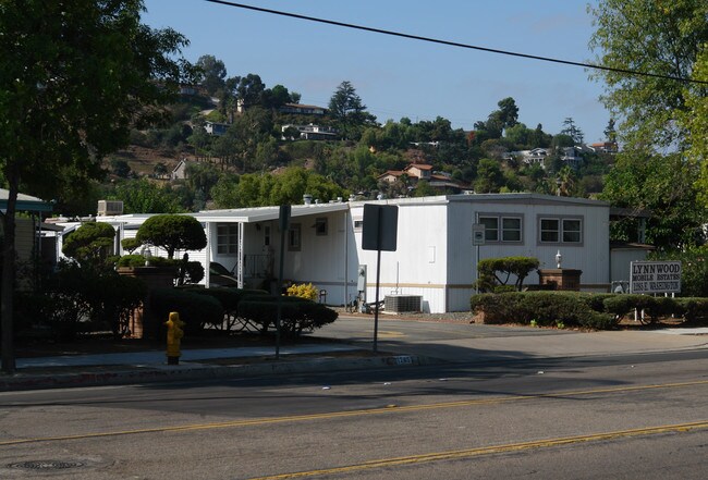 1285 E Washington Ave in El Cajon, CA - Foto de edificio - Building Photo