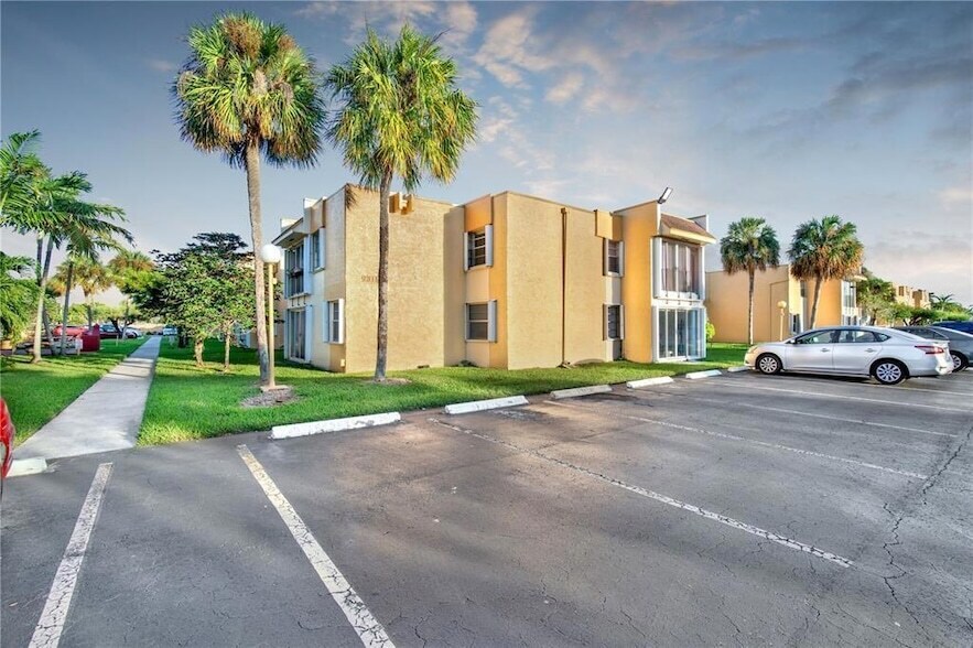 9311 SW 4th St, Unit 220B in Miami, FL - Building Photo