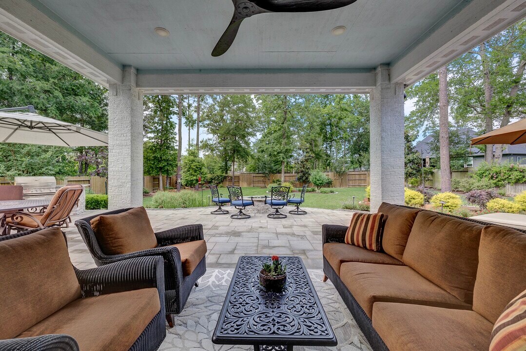 327 N Turks Cap Trail in Montgomery, TX - Foto de edificio