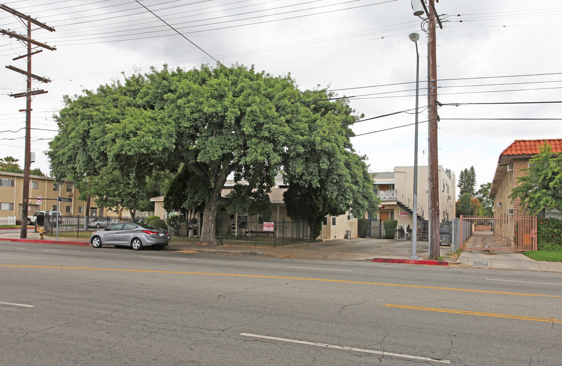 14854 Wyandotte St in Van Nuys, CA - Building Photo