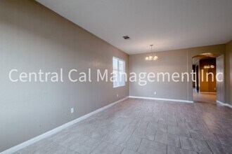 2402 Lebow Ct in Bakersfield, CA - Building Photo - Building Photo