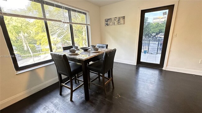 320 SW 29th Rd-Unit -2 in Miami, FL - Building Photo - Building Photo