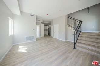 10605 Owensmouth Ave in Los Angeles, CA - Building Photo - Building Photo