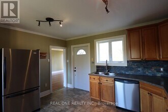 130 Mayfield Dr in Oakville, ON - Building Photo - Building Photo