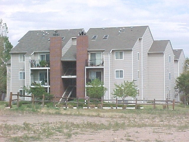 Summit Riverside Apartments in Littleton, CO - Foto de edificio - Building Photo