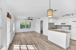 602 Centre Ct SW in Vero Beach, FL - Building Photo
