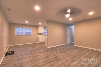 1024 Sharon Dr in Waxhaw, NC - Foto de edificio - Building Photo